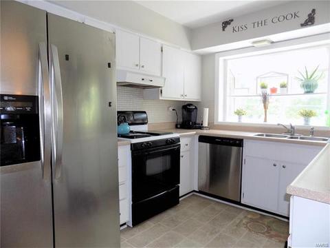 946 Brookvale Ter, Ballwin, MO 63021 photo 9