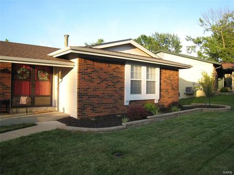 749 Woodrun Dr, Ballwin, MO 63021 photo 2