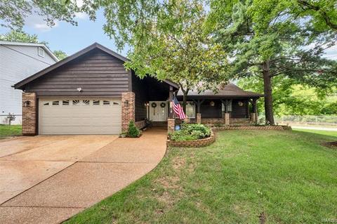 102 Hollyleaf Dr, Ballwin, MO 63021 photo 2