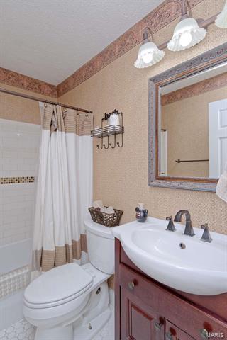 138 Hollyleaf, Ballwin, MO 63021 photo 24