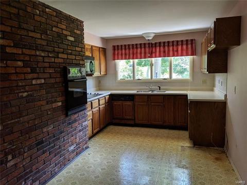 7 Hideaway Ln, Ballwin, MO 63011 photo 3