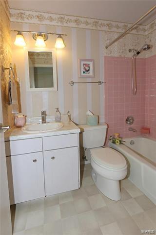 437 Sorrento Dr, Ballwin, MO 63021 photo 14