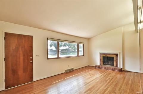 121 Vlasis Dr, Ballwin, MO 63011 photo 4