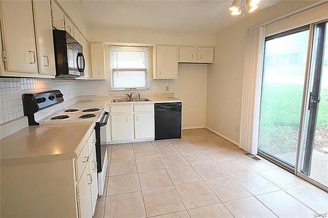 1023 Amsterdam Dr, Ballwin, MO 63011 photo 3