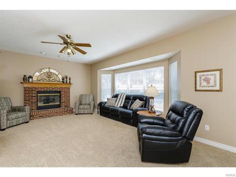 253 E Governor Pl, Saint Charles, MO 63301 photo 2