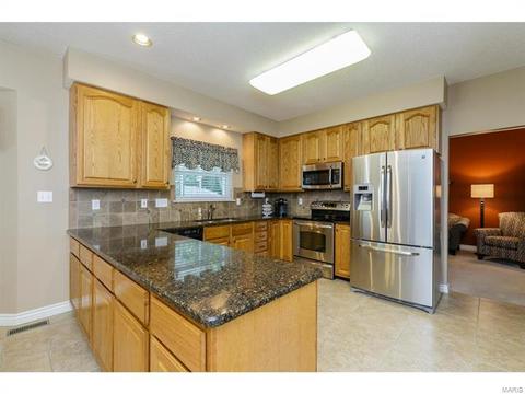 253 E Governor Pl, Saint Charles, MO 63301 photo 3
