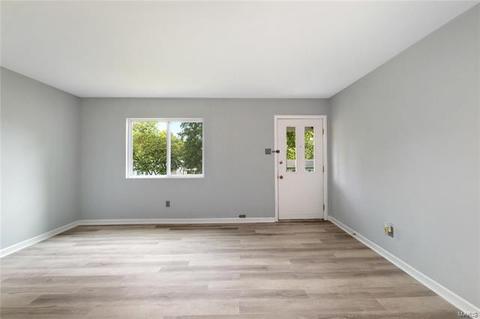 216 Ballwin Ave, Ballwin, MO 63021 photo 3