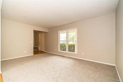 602 Showplace Ct, Ballwin, MO 63021 photo 4