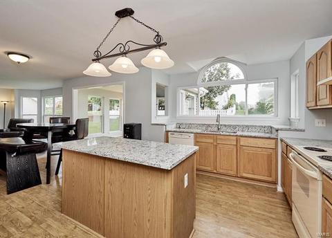 1377 Sunburst Dr, O'fallon, MO 63366 photo 4