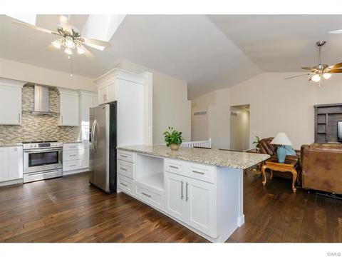 25 Amber Meadows Dr, O'fallon, MO 63366 photo 2