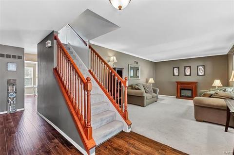 394 Woodrun Dr, Ballwin, MO 63021 photo 2