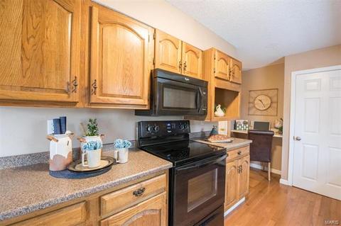 110 Robin Hill Ln, Ballwin, MO 63021 photo 25