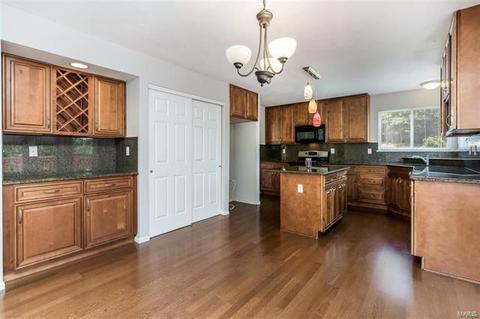 629 Charleston Oaks Ct, Ballwin, MO 63021 photo 9