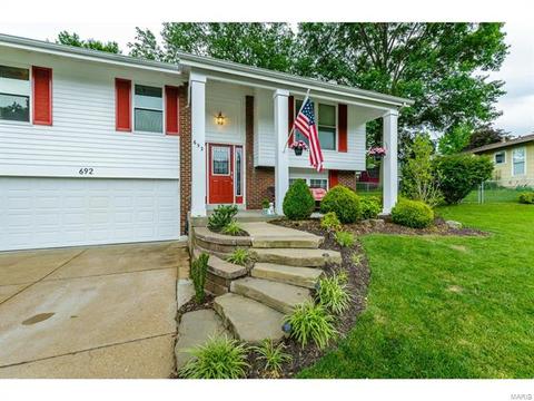 692 Walnut Point Ct, Ballwin, MO 63021 photo 2