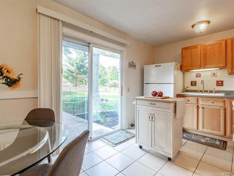 711 Chantilly Ct, Ballwin, MO 63011 photo 5