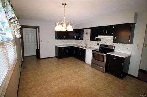 311 Capri Dr, O'fallon, MO 63366 photo 5