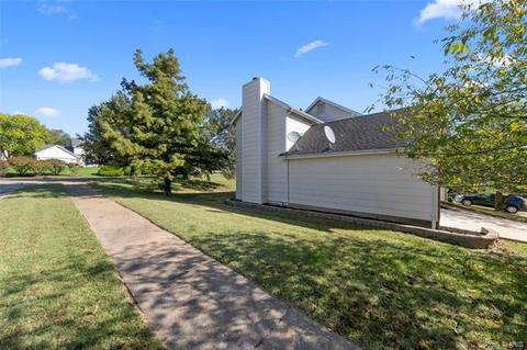 241 Oakbriar Farm, Ballwin, MO 63021 photo 2