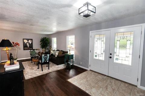 421 Iron Warrior Ln, Manchester, MO 63011 photo 2