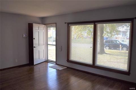 7136 Sharp Ave, Saint Louis, MO 63116 photo 3