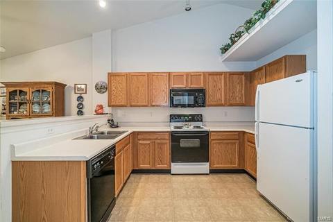 132 Hunters Run Ct, Eureka, MO 63025 photo 8