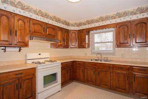 8385 Lonkar Dr, Saint Louis, MO 63123 photo 4