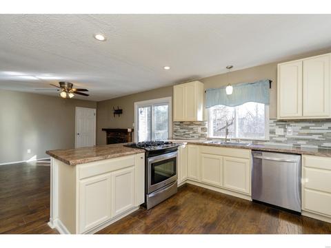 256 Braeshire Dr, Ballwin, MO 63021 photo 2