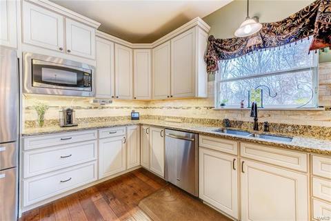 577 Castle Ridge Dr, Ballwin, MO 63021 photo 9