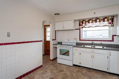 218 Wooster Dr, Saint Louis, MO 63135 photo 9