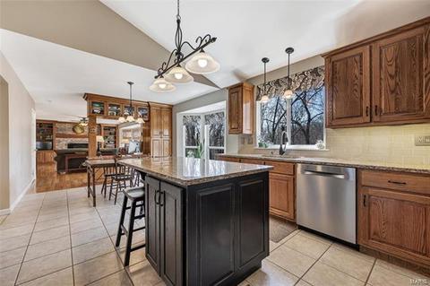 437 Alverston Ct, Ballwin, MO 63021 photo 5