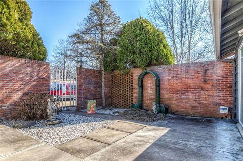 425 Glenmeadow Dr, Ballwin, MO 63011 photo 2