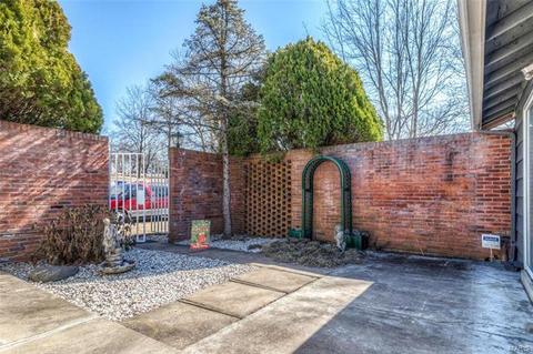 425 Glenmeadow Dr, Ballwin, MO 63011 photo 3