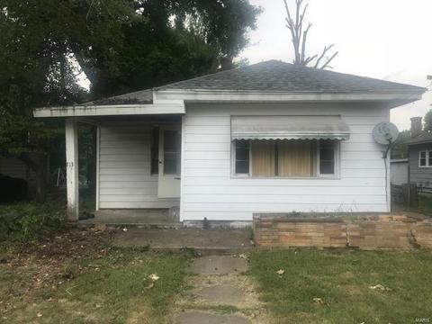 713 E Taylor St, Benton, IL 62812 photo 1