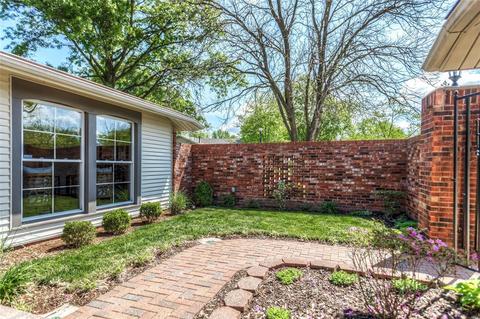 371 Greenmore Dr, Ballwin, MO 63011 photo 2