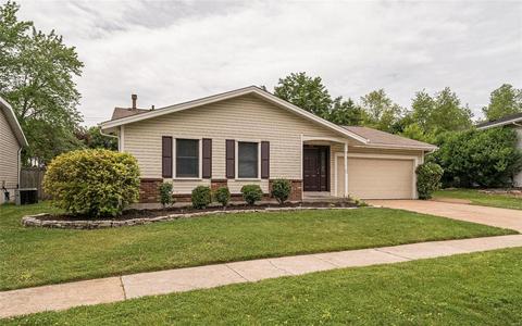 523 Charoak Dr, Ballwin, MO 63021 photo 2