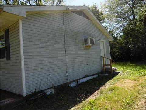 504 Johnson St, Bourbon, MO 65441 photo 2