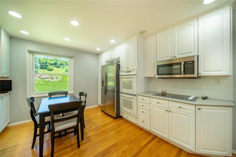 856 Green Lantern Ln, Ballwin, MO 63011 photo 9