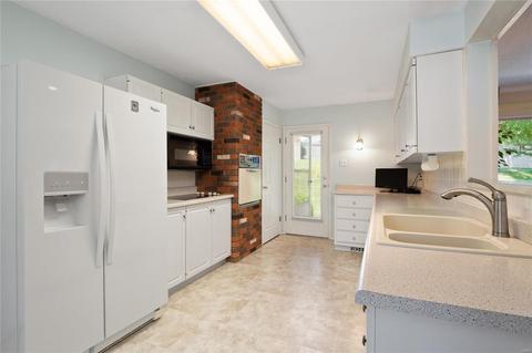 8 Swindon Ct, Manchester, MO 63011 photo 10