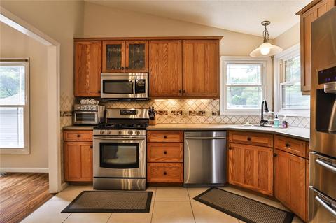 508 Treetop Village Dr, Ballwin, MO 63021 photo 9