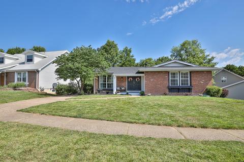 717 Woodrun Dr, Ballwin, MO 63021 photo 1