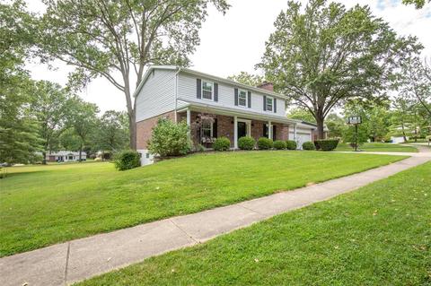 825 Windmill Dr, Ballwin, MO 63011 photo 2