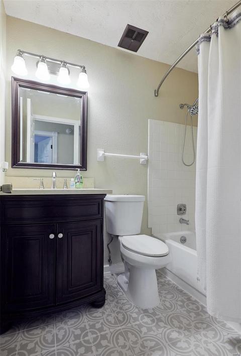 370 Stormyoak Dr, Ballwin, MO 63021 photo 33