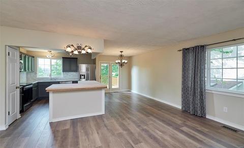 370 Stormyoak Dr, Ballwin, MO 63021 photo 5