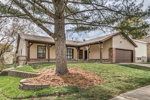 122 Holly Garden Dr, Ballwin, MO 63021 photo 2