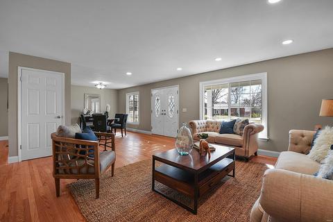 9 Chevington Ct, Ballwin, MO 63011 photo 4
