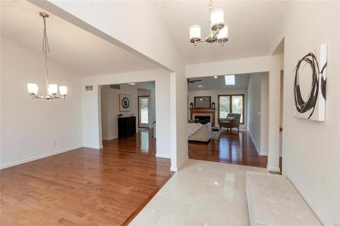 999 Timber Glen Ln, Ballwin, MO 63021 photo 2