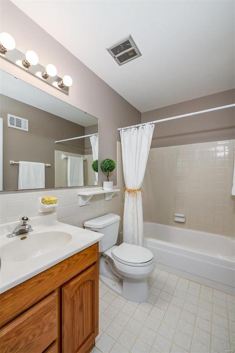 687 Woodrun Ct, Ballwin, MO 63021 photo 27