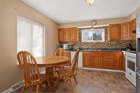 11023 Morrow Dr, Saint Ann, MO 63074 photo 5
