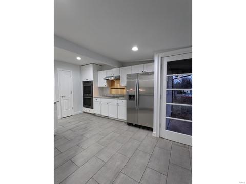220 Newton Pl, Ballwin, MO 63021 photo 3