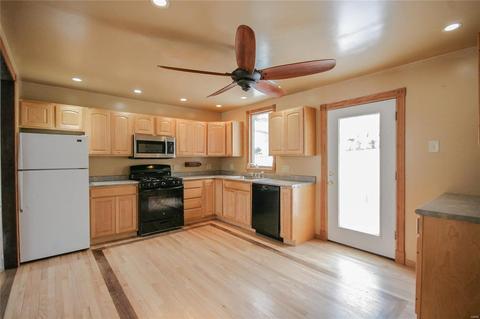 914 Center Ct, Ballwin, MO 63011 photo 8