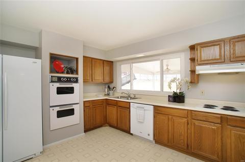 706 Barham Down Dr, Ballwin, MO 63011 photo 9